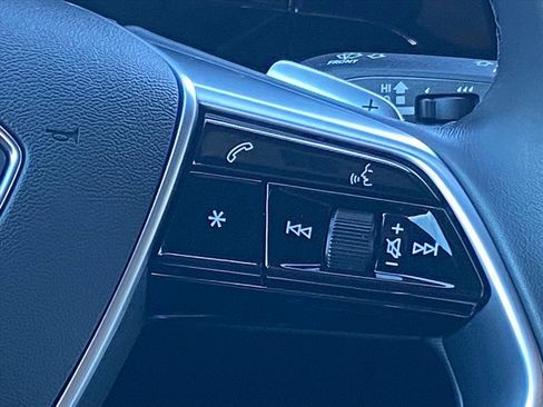 Used 2022 Audi e-tron Premium image 7