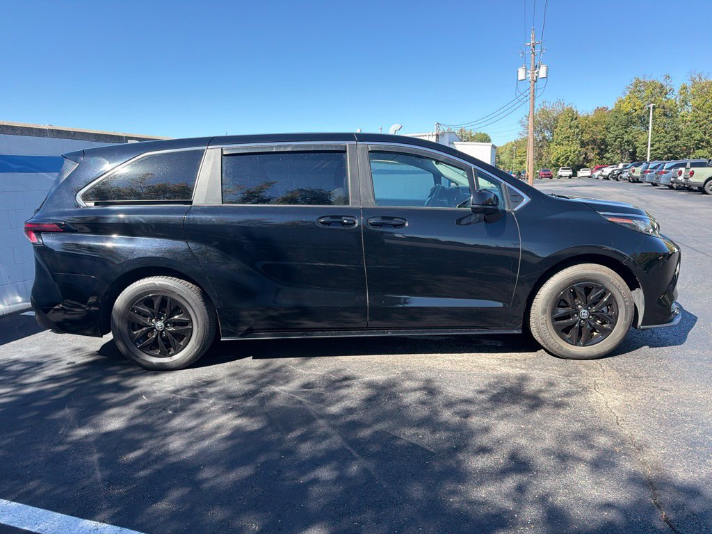 Used 2023 Toyota Sienna LE FWD image 6