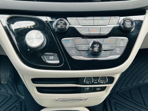 Used 2022 Chrysler Pacifica Touring-L FWD image 22