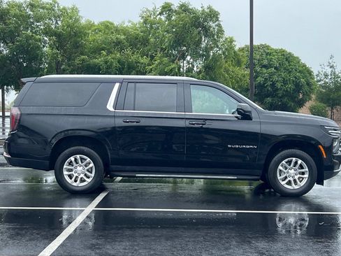 Used 2025 Chevrolet Suburban LT AWD/4WD image 10