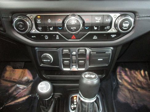 Used 2024 Jeep Wrangler Unlimited Sahara AWD/4WD image 28