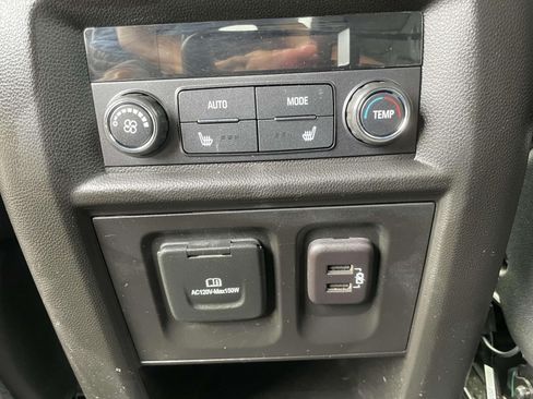 Used 2023 Chevrolet Traverse Premier FWD image 13
