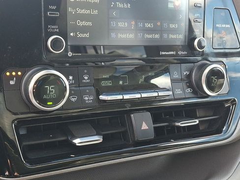 Used 2022 Toyota Highlander XLE image 19