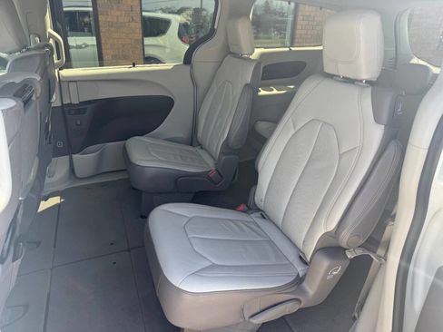 Used 2017 Chrysler Pacifica Touring-L Plus w/ Tire & Wheel Group image 22