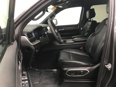 Used 2024 Jeep Wagoneer Series II image 12