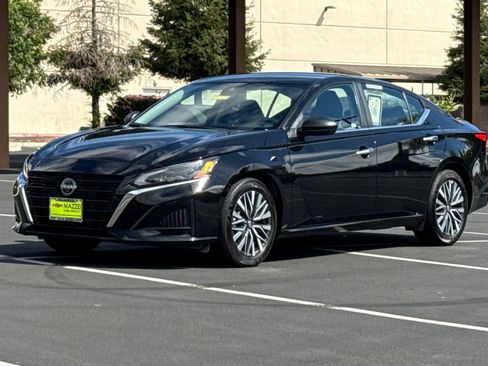 Used 2025 Nissan Altima 2.5 SV FWD image 16