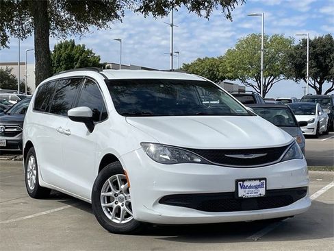Used 2021 Chrysler Voyager Lxi image 2