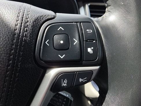 Used 2018 Toyota Highlander Limited FWD image 32