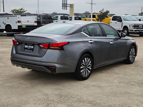 Used 2025 Nissan Altima 2.5 SV FWD image 3