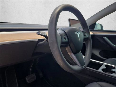 Used 2024 Tesla Model Y 2WD image 10