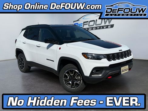 Used 2025 Jeep Compass Trailhawk AWD/4WD image 1