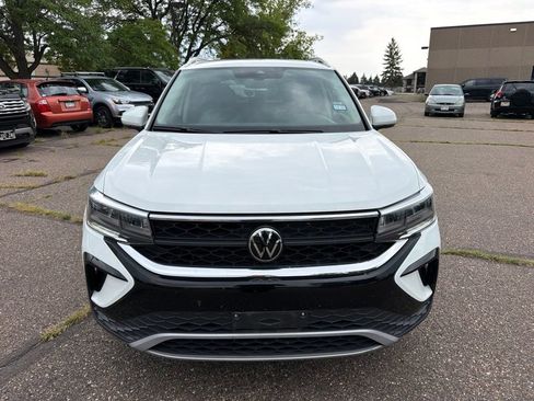 Used 2024 Volkswagen Taos SE AWD/4WD image 2
