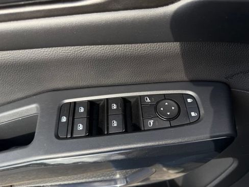 Used 2024 Nissan Pathfinder SV FWD image 33