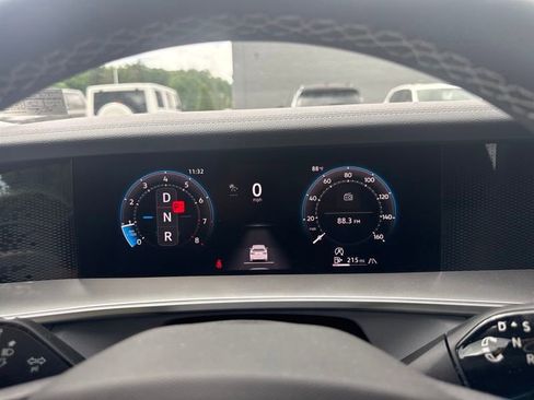 Used 2025 Volkswagen Tiguan SE AWD/4WD image 12
