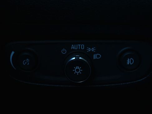 Used 2020 Buick Encore GX Essence w/ Sport Touring Package FWD image 18