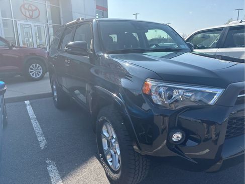 Used 2022 Toyota 4Runner SR5 Premium w/ Moonroof Package AWD/4WD image 2