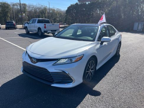Used 2023 Toyota Camry XLE image 3