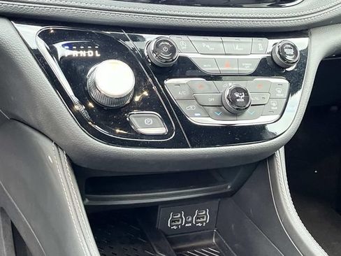 Used 2025 Chrysler Pacifica Limited FWD image 30