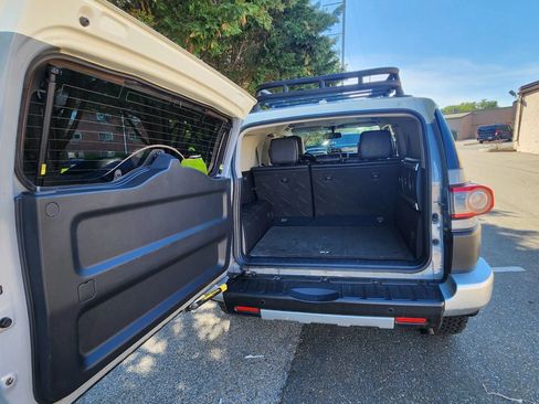 Used 2014 Toyota FJ Cruiser 4WD w/ Upgrade Package image 18