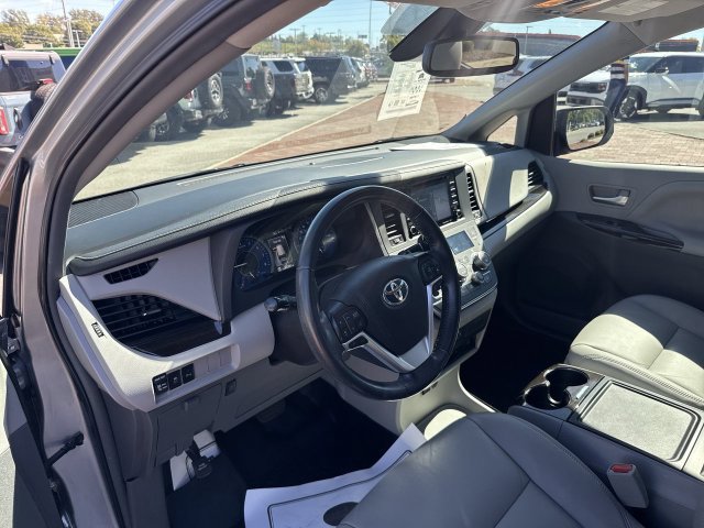 Used 2019 Toyota Sienna XLE Premium FWD image 14