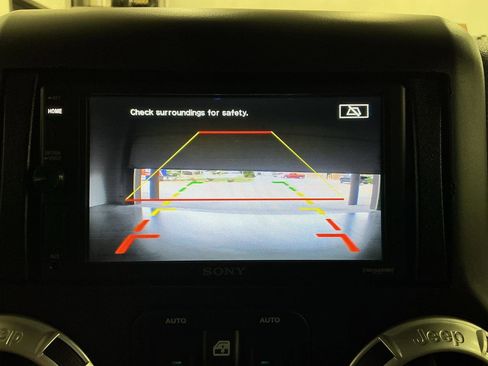 Used 2017 Jeep Wrangler Unlimited Sahara w/ Connectivity Group AWD/4WD image 16