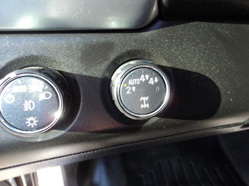 Used 2018 Chevrolet Suburban LT image 16