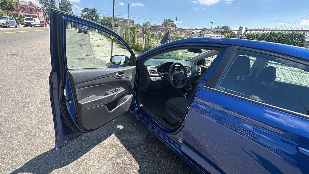 Used 2022 Hyundai Accent SE w/ Cargo Package FWD image 10
