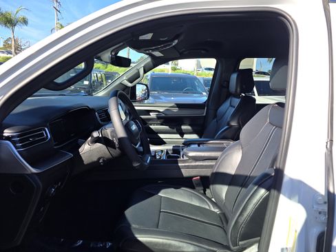 Certified 2025 Jeep Wagoneer Series II w/ 8-Passenger Seating Package image 12