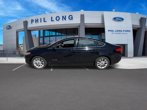 Used 2019 Ford Fusion SE FWD image 2