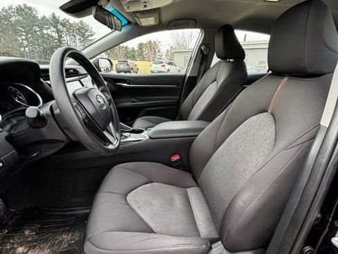 Used 2018 Toyota Camry LE image 9