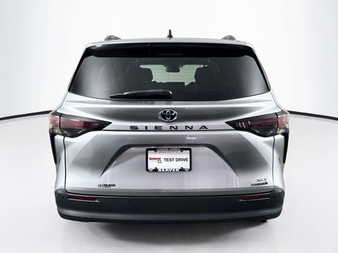 Certified 2024 Toyota Sienna XLE FWD image 11