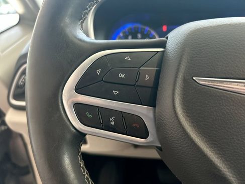 Used 2022 Chrysler Pacifica Touring-L FWD image 16