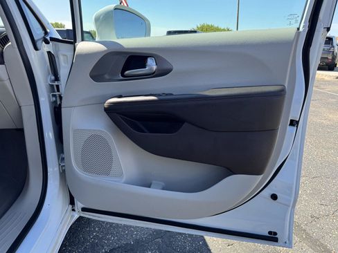 Used 2017 Chrysler Pacifica Touring-L FWD image 24