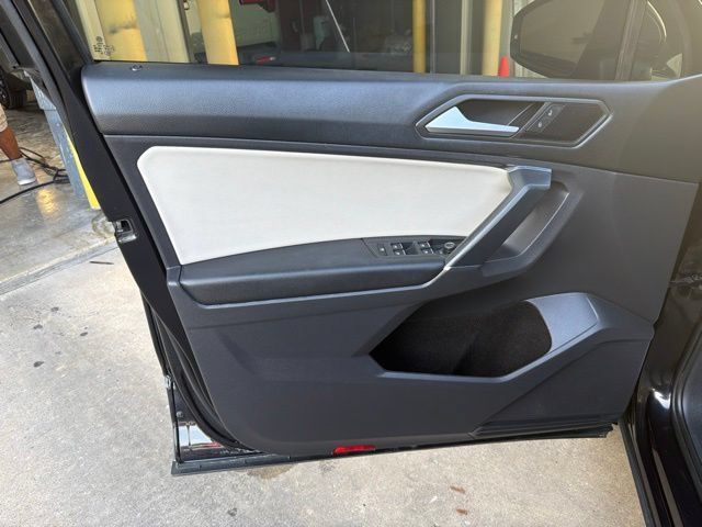 Used 2020 Volkswagen Tiguan SE w/ Panoramic Sunroof Package AWD/4WD image 18