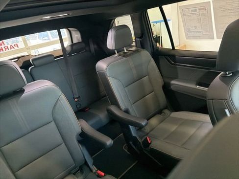 Used 2025 GMC Acadia AT4 w/ Luxury Package AWD/4WD image 46