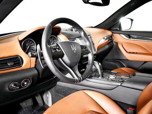 Used 2021 Maserati Levante image 36