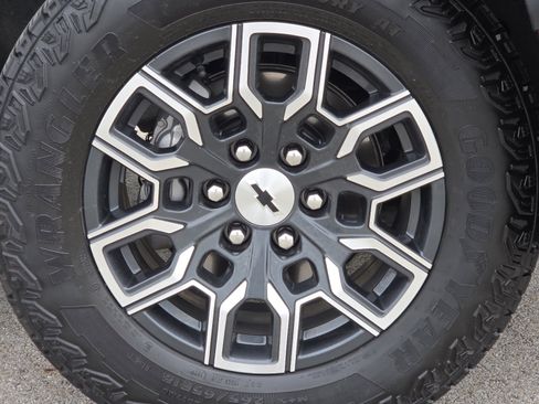Used 2024 Chevrolet Colorado Z71 w/ Z71 Convenience Package 2 AWD/4WD image 11