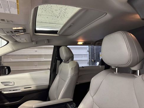 Used 2025 Toyota Sienna XLE w/ XLE Plus Package image 18