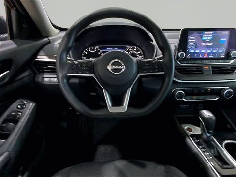 Used 2024 Nissan Altima 2.5 SV FWD image 8