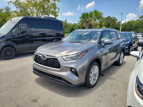 Certified 2026 Toyota Highlander Limited AWD/4WD image 3