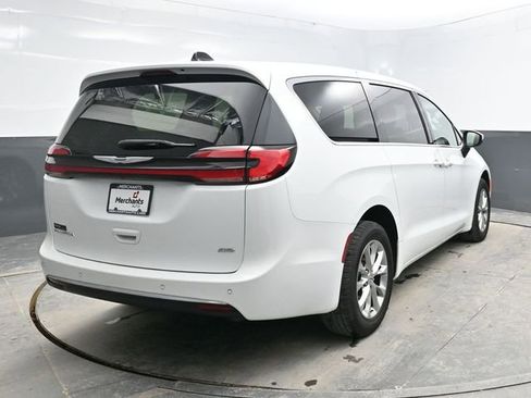 Used 2023 Chrysler Pacifica Touring-L image 6