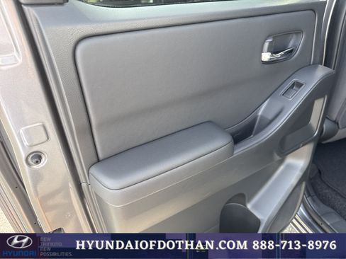 Used 2024 Nissan Frontier SV AWD/4WD image 11