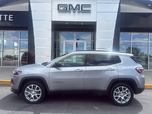 Used 2023 Jeep Compass Latitude AWD/4WD image 1