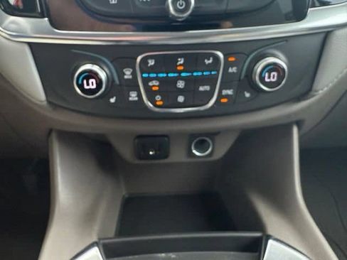 Used 2021 Chevrolet Traverse LT FWD image 27