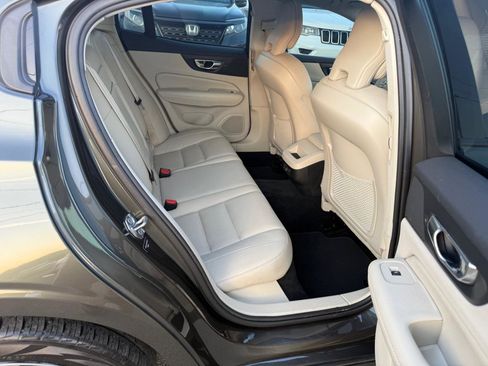 Used 2020 Volvo S60 T5 Momentum image 11