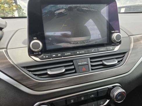 Used 2025 Nissan Altima 2.5 SV FWD image 9