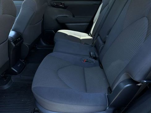 Used 2023 Toyota Highlander LE FWD image 19