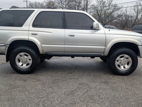 Used 2000 Toyota 4Runner SR5 AWD/4WD image 8