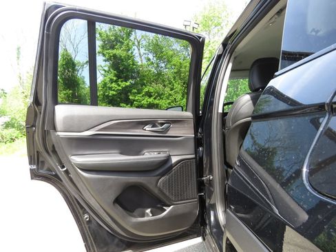 Used 2023 Jeep Grand Cherokee Limited AWD/4WD image 19
