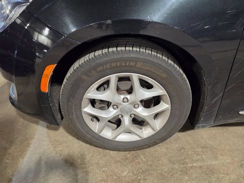 Used 2018 Chrysler Pacifica Touring-L w/ Tire & Wheel Group FWD image 3
